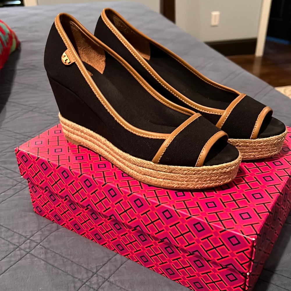 Tory Burch Black linen lined in tan leather  Wedge size 8